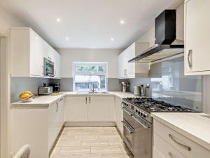 5 Bed in Aberdovey 93603