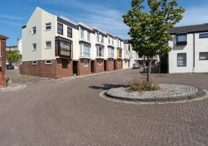 Southampton Retreat for 12 Near Waterfront