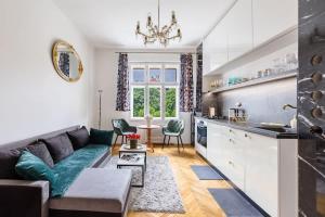 Golden Frame Apartment - Your City Center Spot