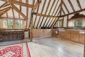 2-Bed Barn Escape, Private Drive and Gardens - By Tempstay