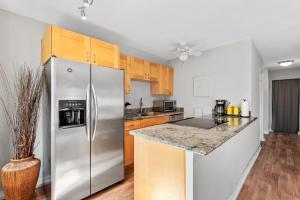 Downtown 2BR Penthouse with Prime Location & Views