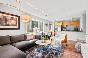 Downtown 2BR Penthouse with Prime Location & Views