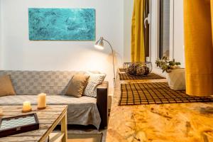 Downtown Central Suite with Private Parking