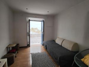 Cozy 2BR w Patio & Private Entry – Santos | By Airnest