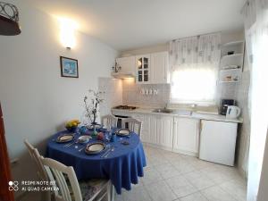 Apartment in Vinisce 100m from the Sea