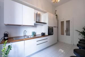 Duomo 7 min - Historic Luxury 3 Bedrooms Apt with Parking