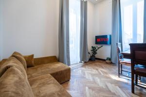 Duomo 7 min - Historic Luxury 3 Bedrooms Apt with Parking