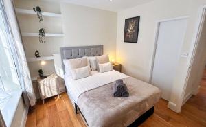 2BDR flat with WiFi, Dryer & Washer in Nine Elms near Vauxhall, The Oval & Battersea Park by NourNest Apartments