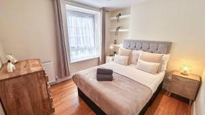 2BDR flat with WiFi, Dryer & Washer in Nine Elms near Vauxhall, The Oval & Battersea Park by NourNest Apartments