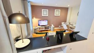 2BDR flat with WiFi, Dryer & Washer in Nine Elms near Vauxhall, The Oval & Battersea Park by NourNest Apartments