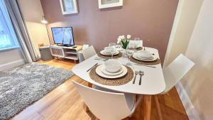 2BDR flat with WiFi, Dryer & Washer in Nine Elms near Vauxhall, The Oval & Battersea Park by NourNest Apartments