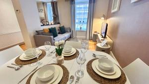 2BDR flat with WiFi, Dryer & Washer in Nine Elms near Vauxhall, The Oval & Battersea Park by NourNest Apartments