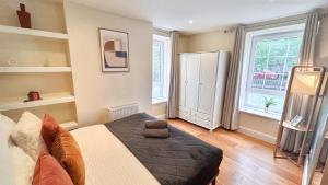 2BDR flat with WiFi, Dryer & Washer in Nine Elms near Vauxhall, The Oval & Battersea Park by NourNest Apartments