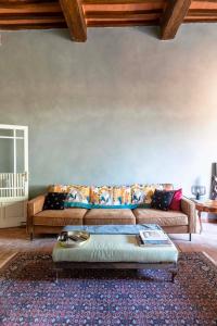 16th Century Townhouse, Large Garden Near Lake, Tuscany and Umbria - Sleeps 18