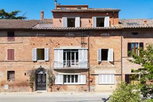 16th Century Townhouse, Large Garden Near Lake, Tuscany and Umbria - Sleeps 18