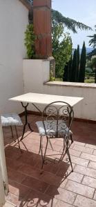 16th Century Townhouse, Large Garden Near Lake, Tuscany and Umbria - Sleeps 18