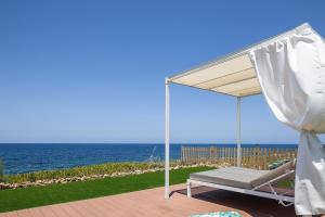 Lili Seafront House, walking distance to the beach & amenities!