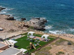 Lili Seafront House, walking distance to the beach & amenities!