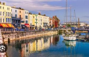 Pet-Friendly 2-Bed Apt Sleeps 5 10 mins to Beach