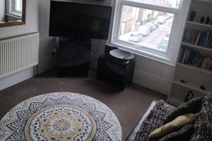 Pet-Friendly 2-Bed Apt Sleeps 5 10 mins to Beach