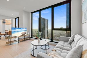 Luxury 3BR in Melbourne CBD with Skyline Views, Pool, Gym, Sauna