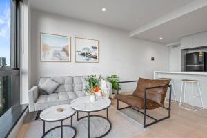 Luxury 3BR in Melbourne CBD with Skyline Views, Pool, Gym, Sauna