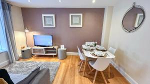 2BDR flat with WiFi, Dryer & Washer in Nine Elms near Vauxhall, The Oval & Battersea Park by NourNest Apartments