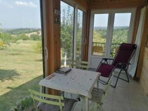 Chalets Chalet accueillant a Egliseneuve-des-Liards avec jardin : photos des chambres