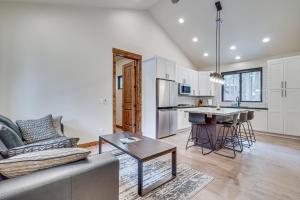 Contemporary and Cozy! Pinetop Country Club Casita