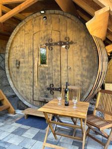 Glamping Medvedjek - Nočitev v vinskem sodu