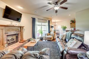 Trail Access and Patio Peaceful Tulsa Area Retreat