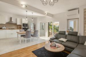 Villa Stella Podgora with heated pool