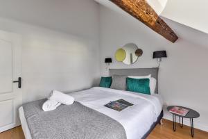 Urban Flat 117 - Parisian Apartment in the Center