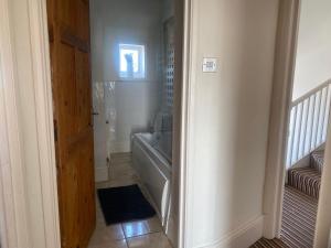 Pet-Friendly 2-Bed Apt Sleeps 5 10 mins to Beach