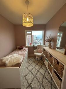 Stylish 3BR Apt Near Downtown