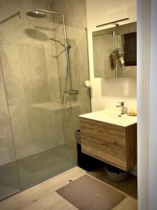 Modern 2-Bed Urban Apartment