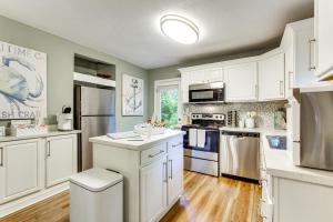 Walk to Beach, Gazebo with Hot Tub Gulfport Gem!