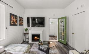 Downtown Den - Steps Away from Worlds Largest Dino