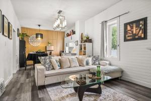 Downtown Den - Steps Away from Worlds Largest Dino