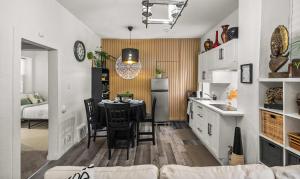 Downtown Den - Steps Away from Worlds Largest Dino