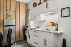 Downtown Den - Steps Away from Worlds Largest Dino