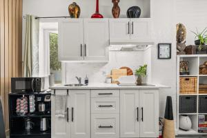 Downtown Den - Steps Away from Worlds Largest Dino