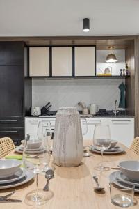 Steps to the River, Minutes to the City