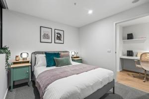 Steps to the River, Minutes to the City