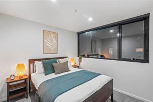 Steps to the River, Minutes to the City