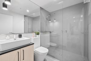 Steps to the River, Minutes to the City