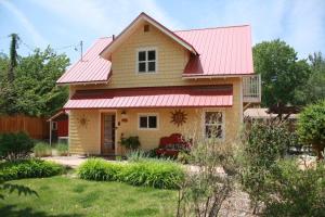 French Quarter Garden Cottage-Downtown, Hot Tub