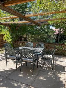 French Quarter Garden Cottage-Downtown, Hot Tub