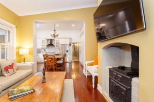 Secret on Suffolk - Chic Fremantle home