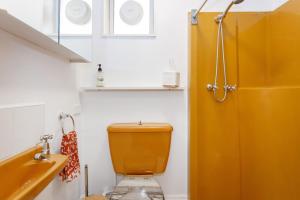 Secret on Suffolk - Chic Fremantle home